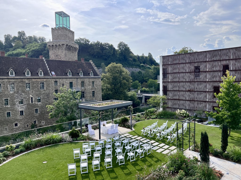 Hotel Schloss an der Eisenstrasse in Waidhofen an der Ybbs – Kombination aus historischem Schlossbau und modernem Hoteltrakt mit Glasfassade, revitalisiert von TMLC Architects, Architekten Martin Troethan und Clemens Liedermann-Seiss