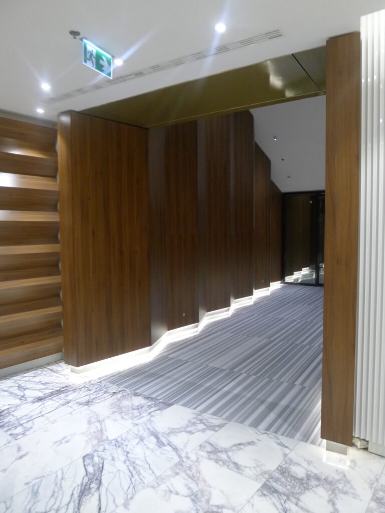 Exklusives Bürointerieur im Gebäude Królewska in Warschau – hochwertiges Lobbymodern-Design mit Marmor und Glas von TMLC Architects, Martin Troethan und Clemens Liedermann-Seiss