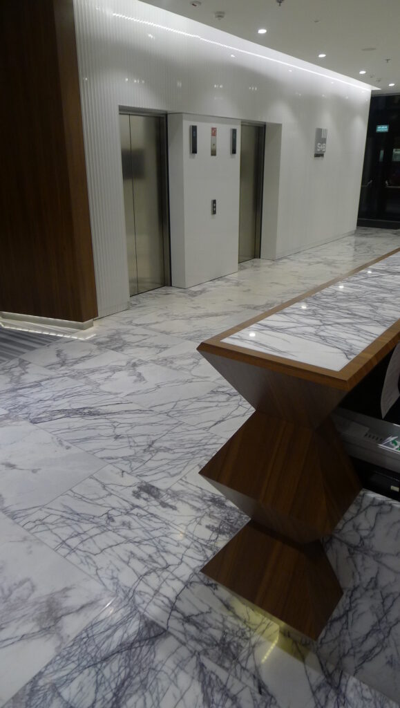 Exklusives Bürointerieur im Gebäude Królewska in Warschau – hochwertiges Lobbymodern-Design mit Marmor und Glas von TMLC Architects, Martin Troethan und Clemens Liedermann-Seiss