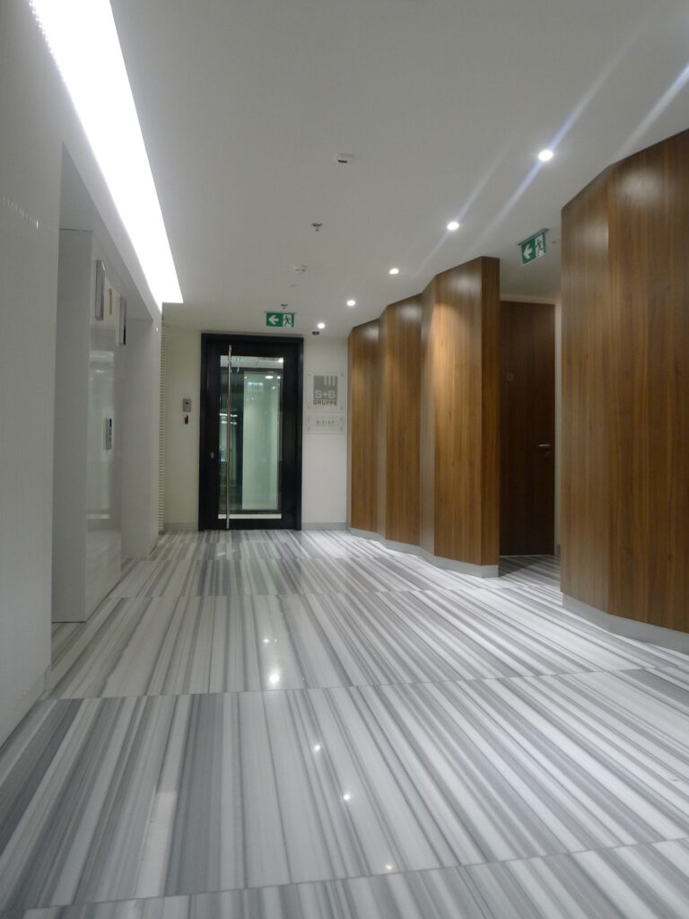 Exklusives Bürointerieur im Gebäude Królewska in Warschau – hochwertiges Lobbymodern-Design mit Marmor und Glas von TMLC Architects, Martin Troethan und Clemens Liedermann-Seiss