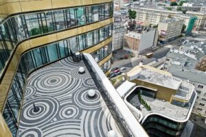 Exklusives  Zebra Bürogebäude in Warschau mit kreativer Dachterrasse und moderner Fassadengestaltung – entworfen von TMLC Architects, Architekten Martin Troethan und Clemens Liedermann-Seiss