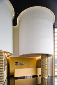 Exklusive Lobby eines Warschauer Bürogebäudes  Zebra  mit organischen Formen, goldener Wandstruktur und moderner Innenarchitektur – TMLC Architects, Martin Troethan und Clemens Liedermann-Seiss