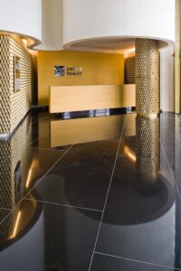 Exklusive Lobby eines Warschauer Bürogebäudes  Zebra  mit organischen Formen, goldener Wandstruktur und moderner Innenarchitektur – TMLC Architects, Martin Troethan und Clemens Liedermann-Seiss