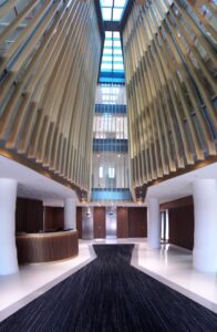 Lobby der Widok Towers in Warschau mit repräsentativem Empfangsbereich, modernem Interior Design und Glasdach – Architektur von TMLC Architects, Architekten Martin Troethan und Clemens Liedermann-Seiss