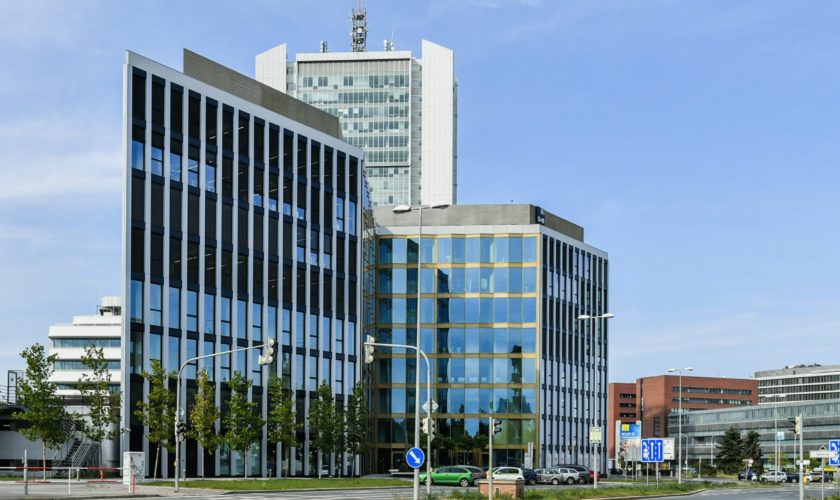 Bürogebäude Element in Prag mit moderner Glasfassade und klarer Architektur – entworfen von TMLC Architects, Architekten Martin Troethan und Clemens Liedermann-Seiss