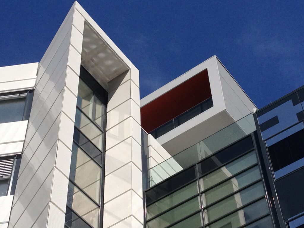 Fassadendetail der Marx Box BT1 in Wien – strukturierte Paneelfassade kombiniert mit Glasflächen und markanten Baukörpern, entworfen von TMLC Architects