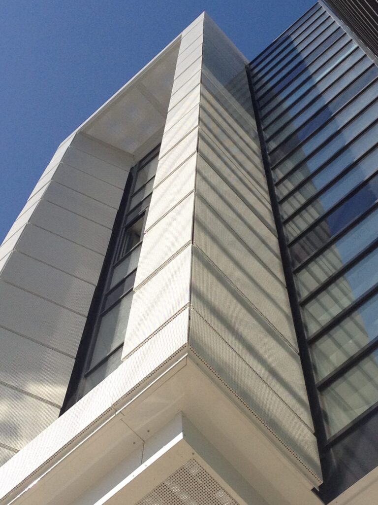 Fassadendetail der Marx Box BT1 in Wien – strukturierte Paneelfassade kombiniert mit Glasflächen und markanten Baukörpern, entworfen von TMLC Architects