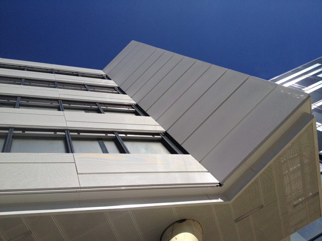 Fassadendetail der Marx Box BT1 in Wien – strukturierte Paneelfassade kombiniert mit Glasflächen und markanten Baukörpern, entworfen von TMLC Architects