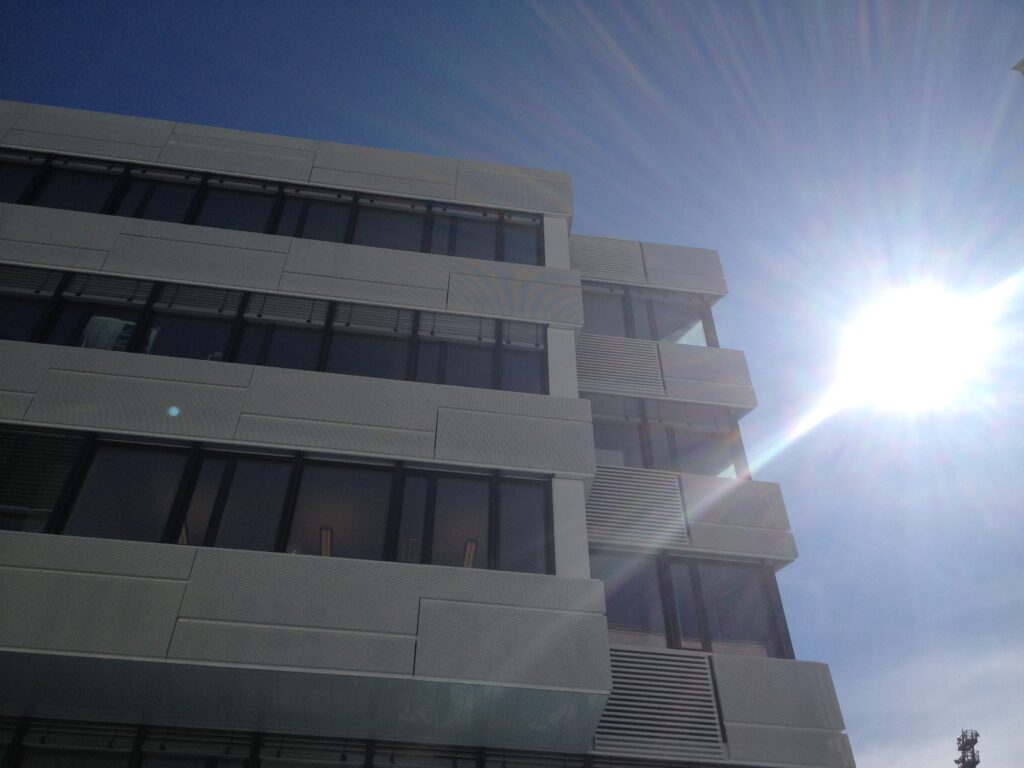 Fassadendetail der Marx Box BT1 in Wien – strukturierte Paneelfassade kombiniert mit Glasflächen und markanten Baukörpern, entworfen von TMLC Architects