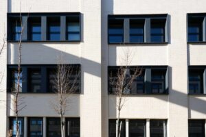 Inno Plaza Bürogebäude in Wien – zeitgenössische Architektur mit klarer Fassadengliederung von TMLC Architects, Martin Troethan und Clemens Liedermann-Seiss