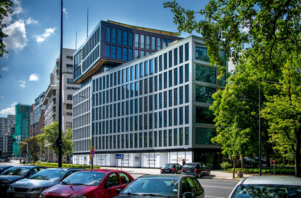 Modernes Bürohaus Królewska in Warschau mit markanter Glasarchitektur – entworfen von TMLC Architects, Architekten Martin Troethan und Clemens Liedermann-Seiss