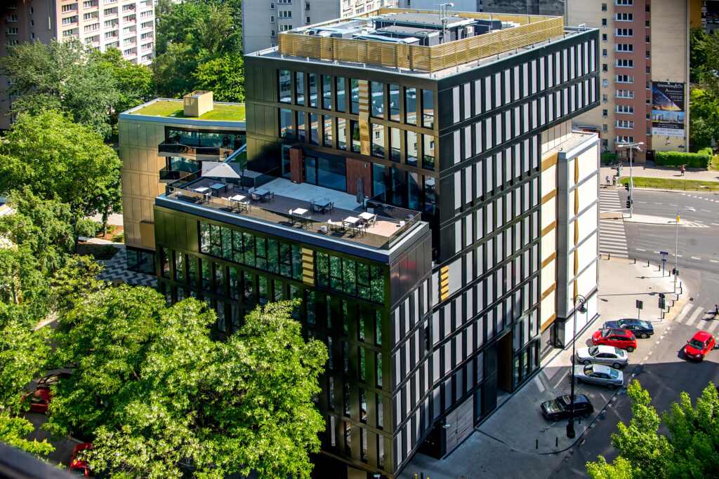 Modernes Bürohaus Królewska in Warschau mit markanter Glasarchitektur – entworfen von TMLC Architects, Architekten Martin Troethan und Clemens Liedermann-Seiss