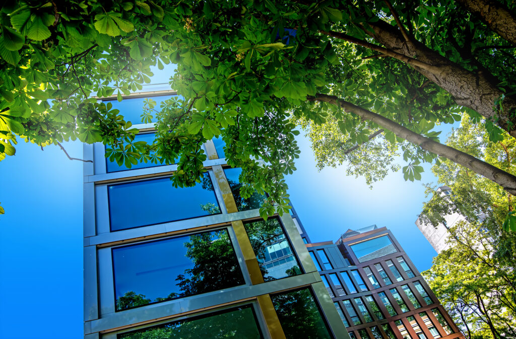 Modernes Bürohaus Królewska in Warschau mit markanter Glasarchitektur – entworfen von TMLC Architects, Architekten Martin Troethan und Clemens Liedermann-Seiss