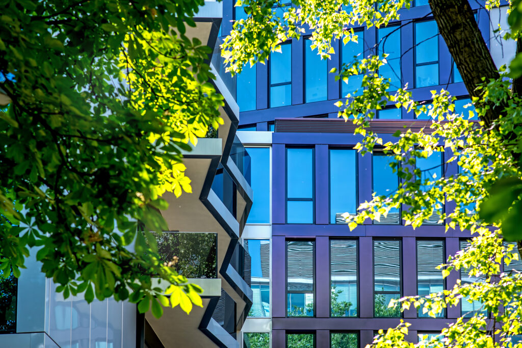 Modernes Bürohaus Królewska in Warschau mit markanter Glasarchitektur – entworfen von TMLC Architects, Architekten Martin Troeethan und Clemens Liedermann-Seiss