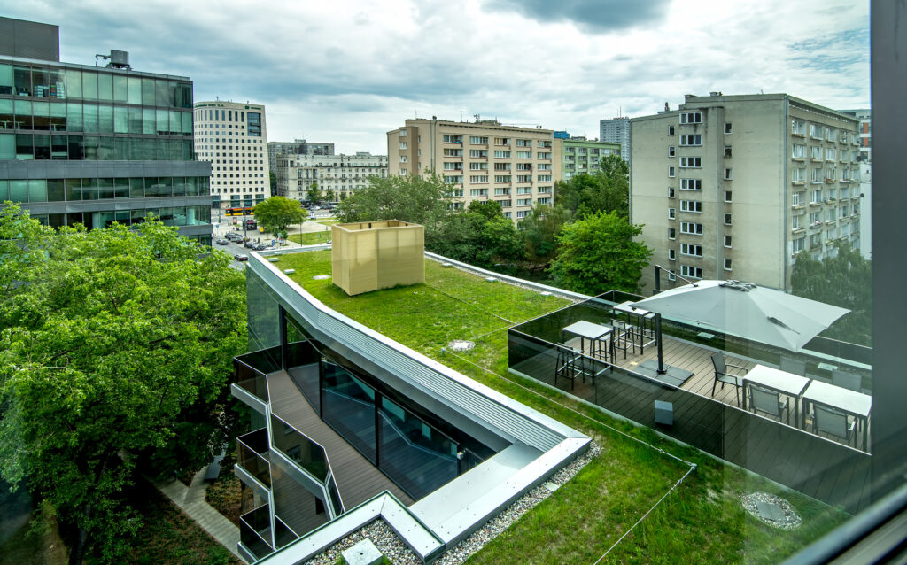 Modernes Bürohaus Królewska in Warschau mit markanter Glasarchitektur – entworfen von TMLC Architects, Architekten Martin Troethan und Clemens Liedermann-Seiss
