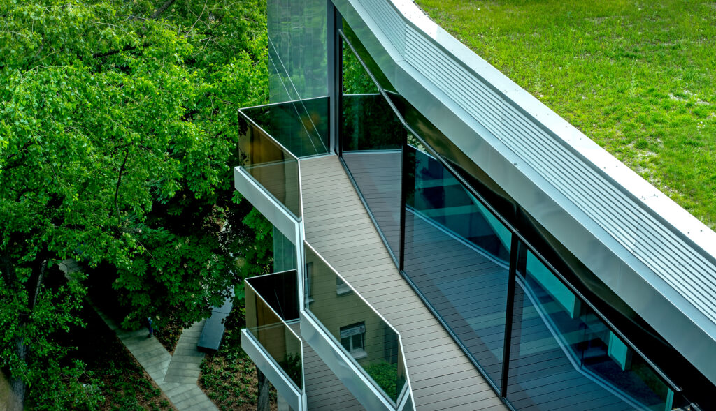 Modernes Bürohaus Królewska in Warschau mit markanter Glasarchitektur – entworfen von TMLC Architects, Architekten Martin Troethan und Clemens Liedermann-Seiss