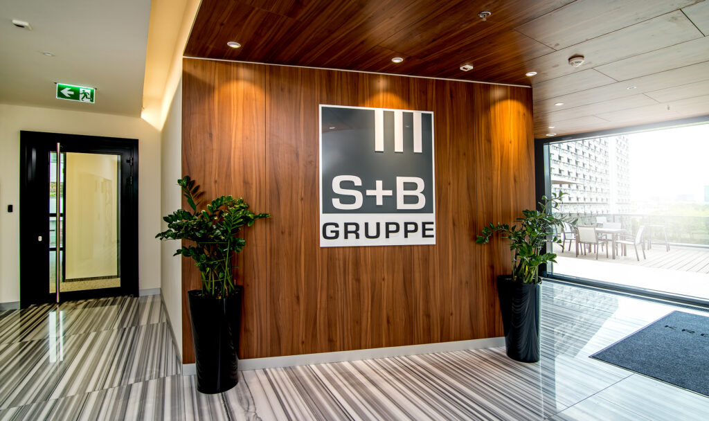 Exklusives Bürointerieur im Gebäude Królewska in Warschau – hochwertiges Lobbymodern-Design mit Marmor und Glas von TMLC Architects, Martin Troethan und Clemens Liedermann-Seiss