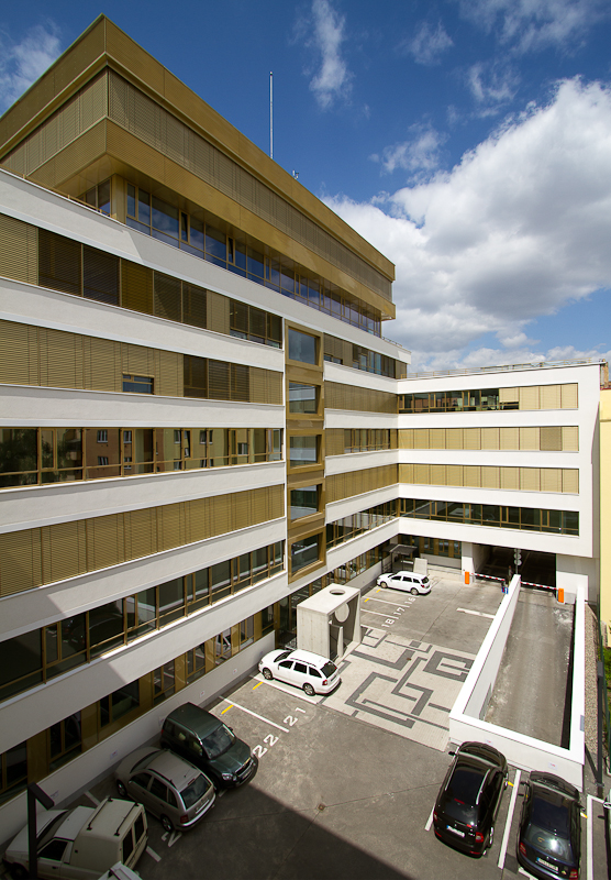 Revitalisiertes Bürogebäude Qubix in Prag mit markanter gestaffelter Architektur und Glasfassade – Architektur von TMLC Architects, Architekten Martin Troethan und Clemens Liedermann-Seiss