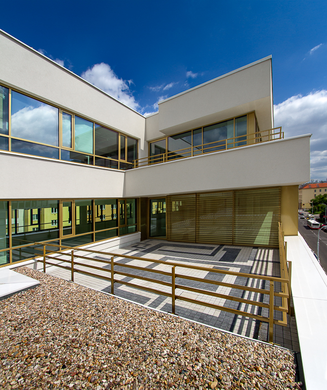 Revitalisiertes Bürogebäude Qubix in Prag mit markanter gestaffelter Architektur und Glasfassade – Architektur von TMLC Architects, Architekten Martin Troethan und Clemens Liedermann-Seiss