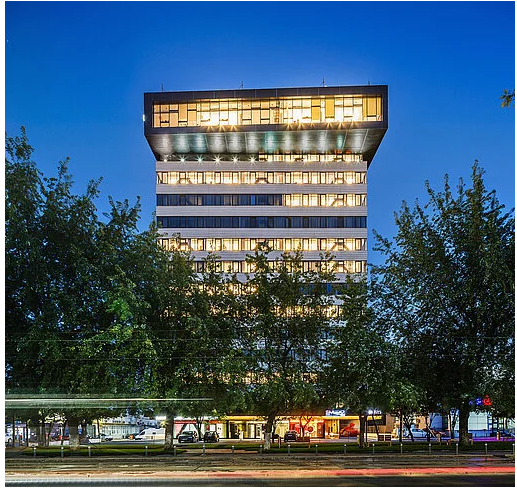 Pipera Business Tower Bukarest bei Nacht – beleuchtetes Bürohochhaus mit markanter Fassadengliederung, Architektur von TMLC Architects