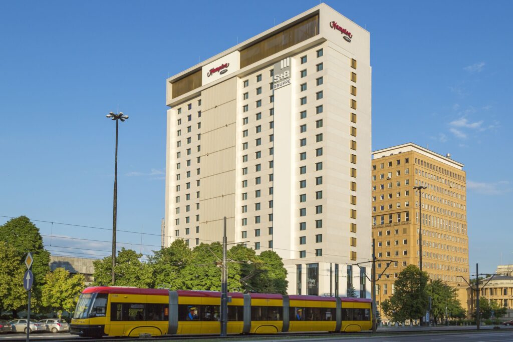 Hampton by Hilton Warsaw City Centre – strukturiertes Stadthotel mit rhythmischer Lochfassade und klarer Geometrie, entworfen von TMLC Architects, Architekten Martin Troethan und Clemens Liedermann-Seiss