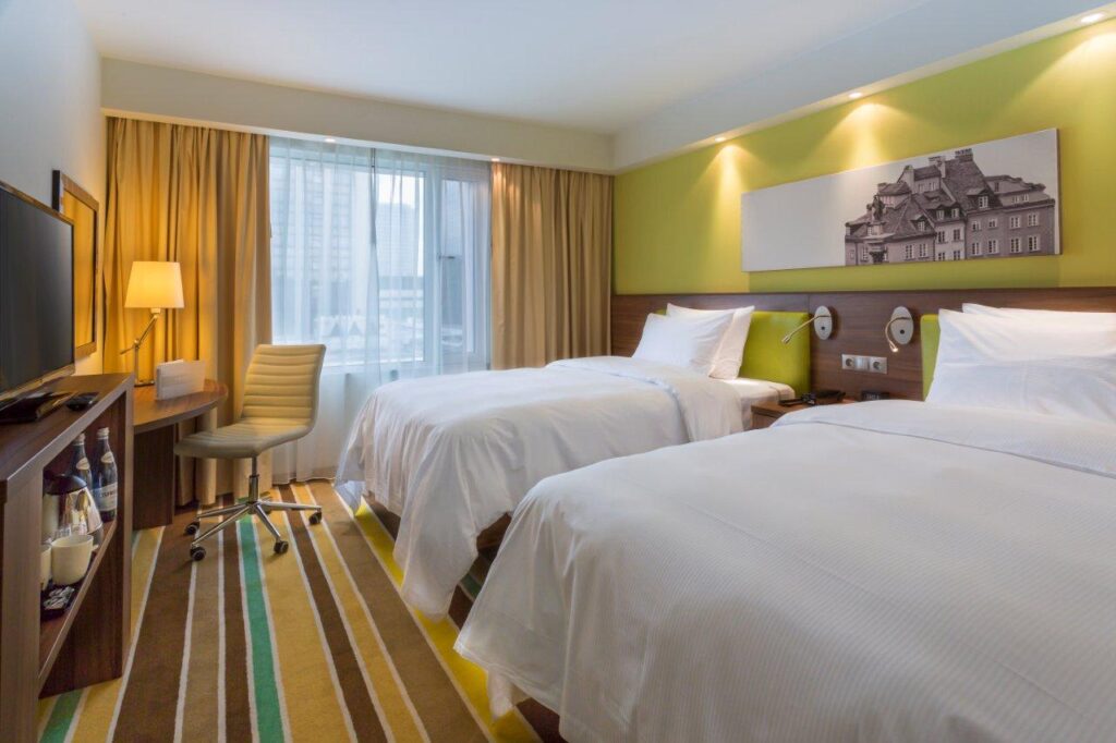 Hotelzimmer im Hampton by Hilton Warsaw City Centre – modernes und funktionales Interior Design, gestaltet von TMLC Architects, Architekten Martin Troethan und Clemens Liedermann-Seis