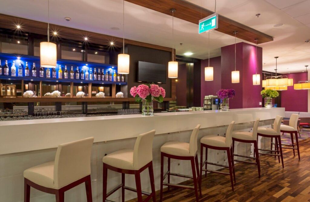 Restaurant im Hampton by Hilton Warsaw City Centre – modernes und funktionales Interior Design, gestaltet von TMLC Architects, Architekten Martin Troethan und Clemens Liedermann-Seis