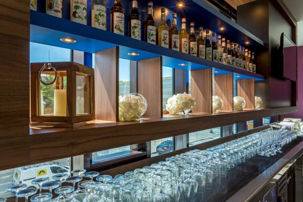 Restaurant im Hampton by Hilton Warsaw City Centre – modernes und funktionales Interior Design, gestaltet von TMLC Architects, Architekten Martin Troethan und Clemens Liedermann-Seis