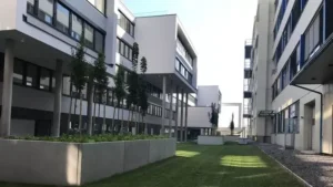 Nachhaltige Architektur im Inno Plaza Wien – moderner Bürokomplex mit Grünflächen im Innenhof von TMLC Architects, Martin Troethan und Clemens Liedermann-Seiss